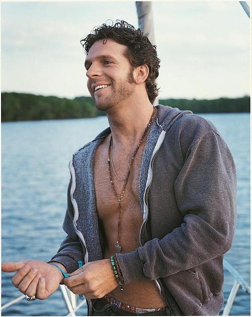 Billy Currington Overview. 